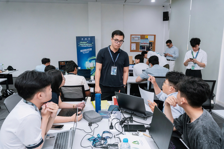 Đội VFluxion trao đổi với cố vấn để hoàn thiện giải pháp trong quá trình tranh tài tại Trường ĐH VinUni.