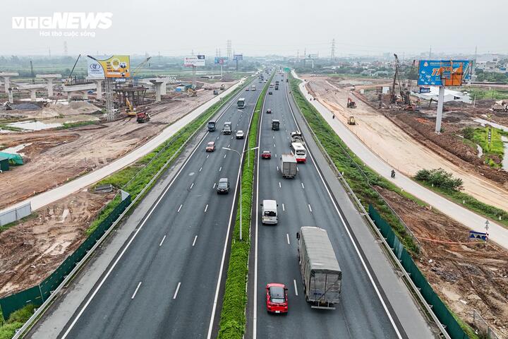 Đoạn từ Km182+400 đến Vành đai 4 dự kiến xây dựng thêm hai cầu cạn nằm hai bên cao tốc hiện nay, mỗi cầu cạn có quy mô 3 làn xe.