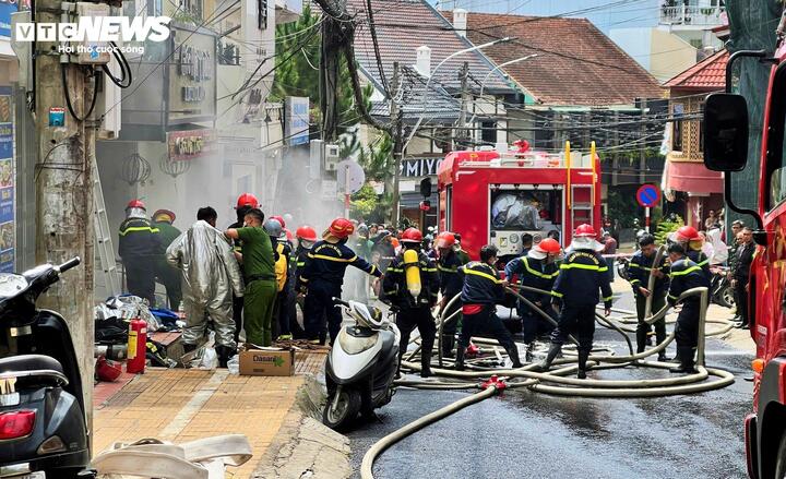 Lực lượng chức năng Lâm Đồng nỗ lực dập lửa