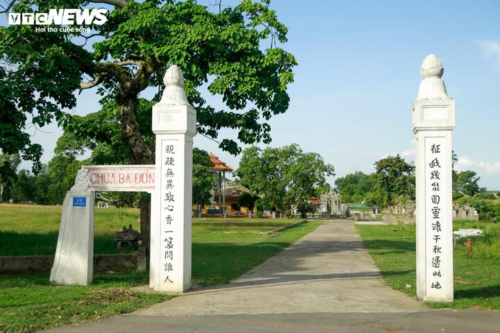 Di tích lịch sử Nghĩa địa và chùa Ba Đồn (thường gọi chùa Ba Đồn), nằm bên đường Tam Thai (phường An Cựu, TP Huế). Đây là ngôi chùa không có tu sĩ sinh hoạt mà do các phường nghề (phổ) tự lập, những người giữ chùa đều là cư sĩ. Ngôi chùa này nổi tiếng với khu mộ tập thể lớn nhất Việt Nam.
