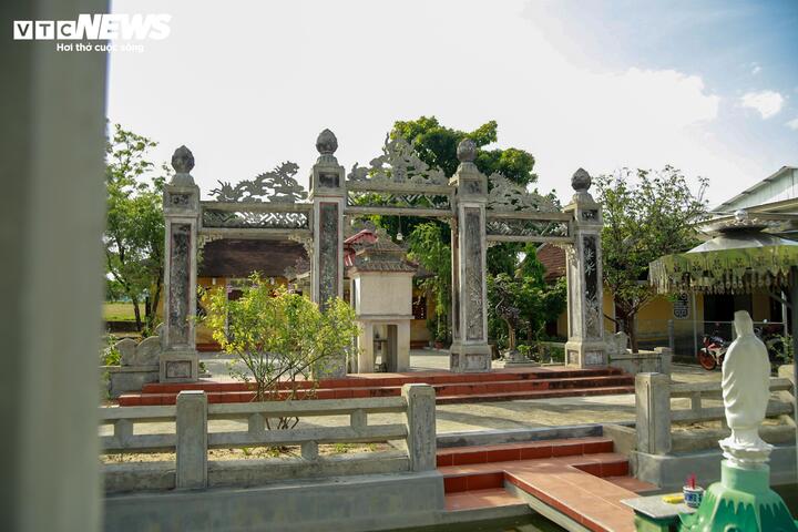 Theo sử sách, khi vua Gia Long cho xây dựng Kinh thành Huế vào năm 1803, nhiều ngôi làng ở bờ Bắc sông Hương phải giải tỏa. Những ngôi mộ vô chủ được đưa về chôn chung tại khu vực nay gọi là Ba Đồn, hình thành nên “Cồn mồ 8 làng”.