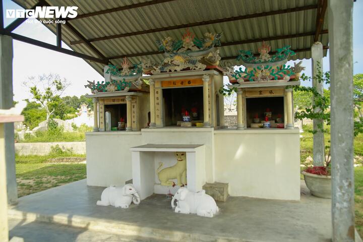 Đến năm 1835, sau khi xây dựng đàn Nam Giao và lăng Gia Long, nhiều mộ vô chủ tiếp tục được dời về đây, tạo thành thêm hai cồn mồ lớn, khi đó vua Minh Mạng lập bàn thờ giữa trời (đàn) ở “Cồn mồ 8 làng” để triều đình hằng năm cúng tế. Sau đó dựng thêm hai đàn nữa để cúng tế, dân gian gọi chung là “Ba đàn” và theo thời gian cái tên gọi "Ba Đồn" cũng bắt nguồn từ đó.