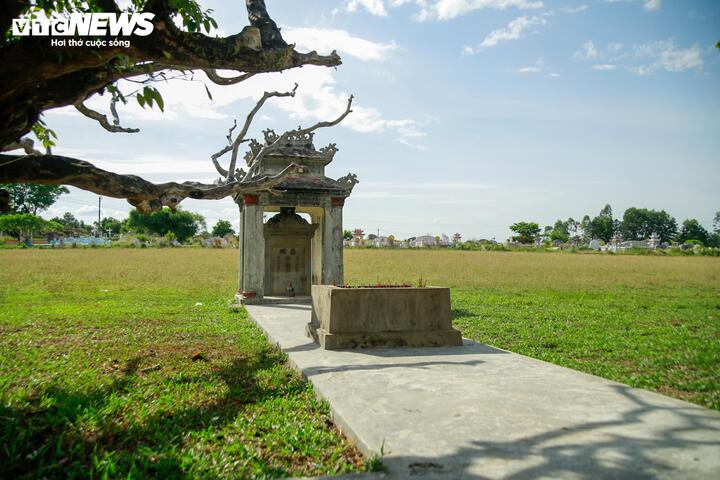 Đặc biệt, sau biến cố thất thủ Kinh đô vào năm 1885, hàng ngàn di hài tử sĩ và dân thường hy sinh ở Kinh thành Huế cũng được đưa về điện Ba Đồn để an táng. Sau thời gian, khu nghĩa địa này trở nên phẳng lỳ thành khu mộ tập thể lớn nhất nước.
