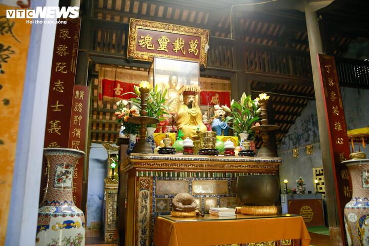Vào cuối thế kỷ (XIX) điện Ba Đồn được bà Nguyễn Thị Lựu (bà ngoại của vua Thành Thái) bỏ tiền trùng tu,đúc tượng phật, xây dựng thêm các công trình, hồ sen, nhà tăng, tiền đường... và được gọi là chùa Ba Đồn kể từ đó.