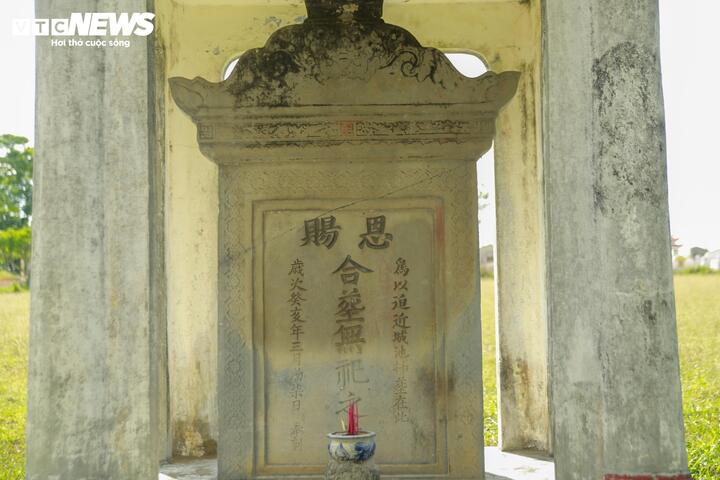 Theo ông Nguyên, 3 khu mộ tập thể có hơn 10.000 hài cốt, đồn thứ nhất có khoảng 3.800, đồn thứ hai có khoảng 3.700 và đồn thứ 3 có 2.500 mồ. Đặc biệt, trên ba nghĩa địa rộng có các bia mộ, trên mỗi bia đều khắc dòng chữ “Ân Tứ Hiệp Tán Vô Tư Chi Mộ” có nghĩa là “Vua ban cho chung những mộ hoang vô chủ”.