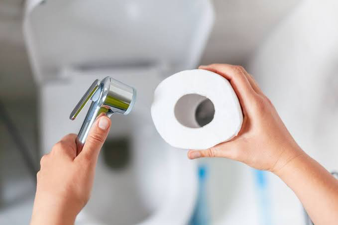 Nhiều người tranh luận xem dùng giấy vệ sinh và vòi xịt thì sạch hơn? (Ảnh: iStock)