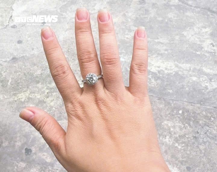 Những chiếc nhẫn trị giá vài trăm triệu đồng đang bị "tắc nghẽn" ở khâu thu mua vì cửa hàng đóng cửa. (Ảnh: Đại Việt) Những chiếc nhẫn trị giá vài trăm triệu đồng đang bị "tắc nghẽn" ở khâu thu mua vì cửa hàng đóng cửa. (Ảnh: Đại Việt)