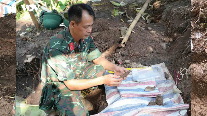 Chính trị viên Phạm Khắc Trường bên những mẫu di vật mới tìm được.