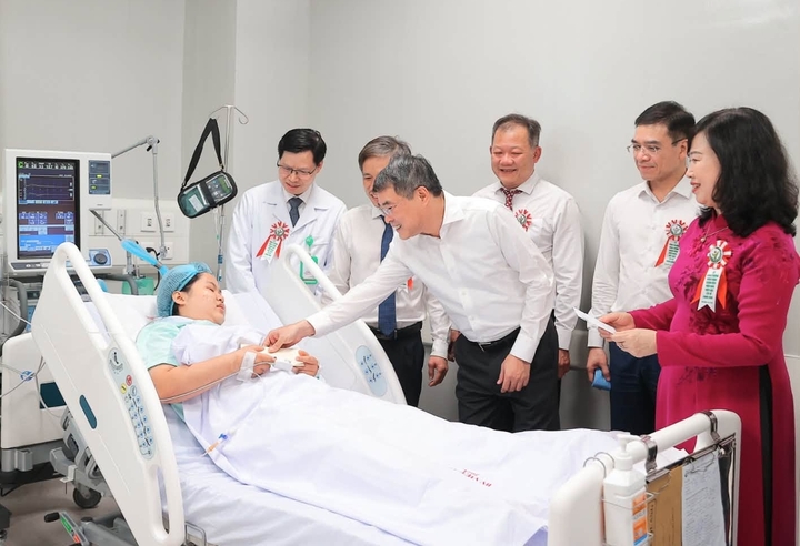 Thủ tướng Lê Minh Hưng cùng lãnh đạo Bộ Y tế, lãnh đạo Bệnh viện Việt Đức thăm hỏi người bệnh. (Ảnh: BVCC)