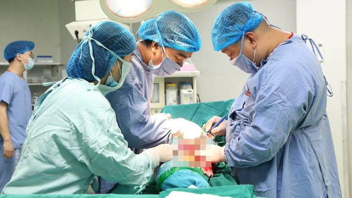 Các bác sĩ phẫu thuật cho nam thanh niên (Ảnh: BVCC)