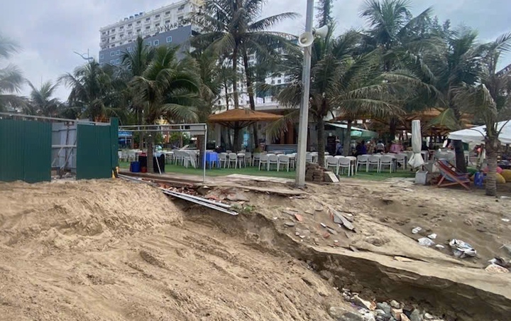 Sau sự cố, lực lượng chức năng đắp chặn dòng bằng bao tải, lấp cát, gia cố khu vực cửa xả và vệ sinh bãi biển