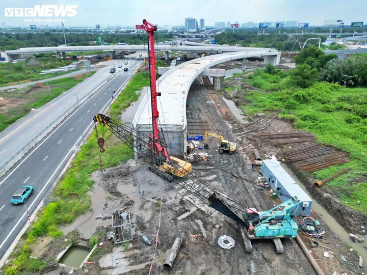Theo báo cáo mới nhất, tổng khối lượng thi công toàn dự án đạt khoảng 78%. Trong đó, dự án thành phần 1 (qua TP.HCM trước sáp nhập) đạt khoảng 74,6%; thành phần 3 (qua TP Đồng Nai) đạt khoảng 69,1%; thành phần 5 (qua Bình Dương trước đây) đạt khoảng 64,3%; thành phần 7 (qua Tây Ninh) đạt khoảng 92,3%.