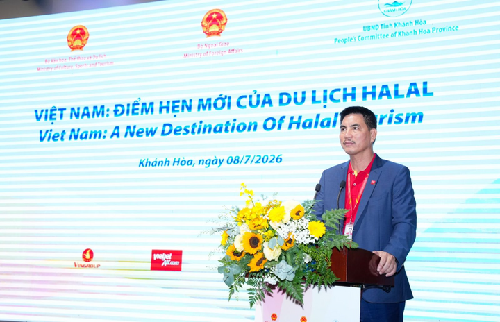 Giám đốc Thương mại Vietjet Hà Năng Việt phát biểu tham luận.