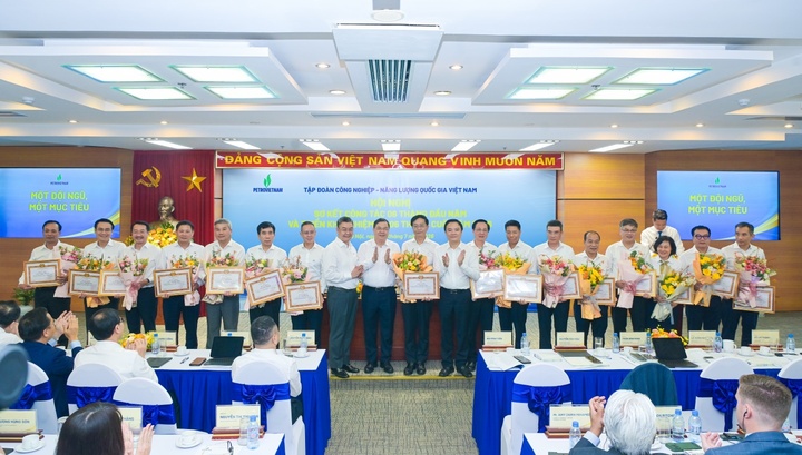 Đại diện các tổ chức Đảng, đảng viên Petrovietnam nhận Bằng khen của Đảng ủy Chính phủ về hoàn thành xuất sắc nhiệm vụ 5 năm liên tiếp (2021-2025).