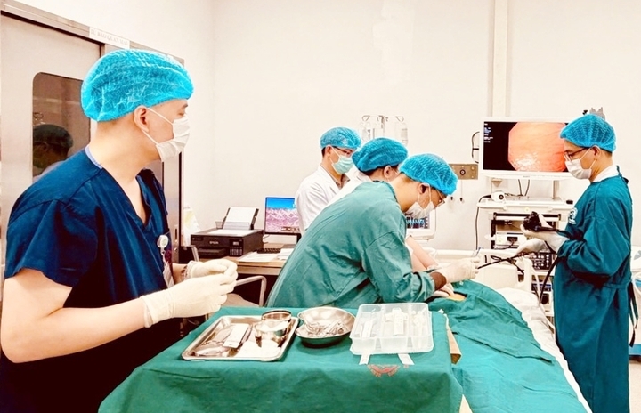 Hình ảnh kíp can thiệp mở thông dạ dày qua da dưới hưỡng dẫn của nội soi tại Bệnh viện Bạch Mai cơ sở Ninh Bình.