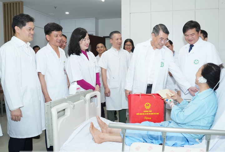 Thủ tướng Chính phủ Lê Minh Hưng và đoàn công tác trong chuyến thăm Bệnh viện Bạch Mai vào ngày 9/7. (Ảnh: BVCC)
