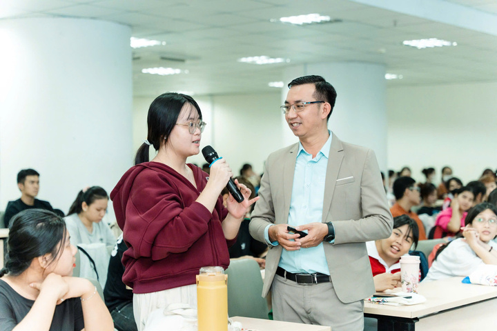 ThS Trần Đức Sự, Phó Giám đốc Trung tâm Đổi mới sáng tạo và Chuyển giao Khoa học công nghệ, trường Đại học Tôn Đức Thắng, giao lưu với sinh viên về NCKH. (Ảnh: NVCC)