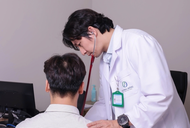 Bác sĩ Mạnh đang khám cho một trường hợp bệnh nhân. (Ảnh: BSCC)