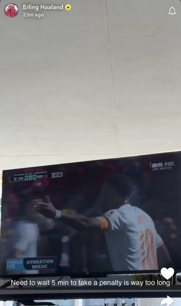 haaland mbappe penalty 08032509 - Haaland xem Mbappe đ&aacute; hỏng phạt đền, ph&agrave;n n&agrave;n 1 chi tiết