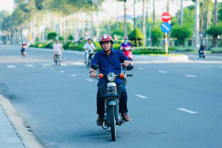 Ông Thiện cùng "người bạn" là chiếc Honda Cub 86. (Ảnh: NVCC)