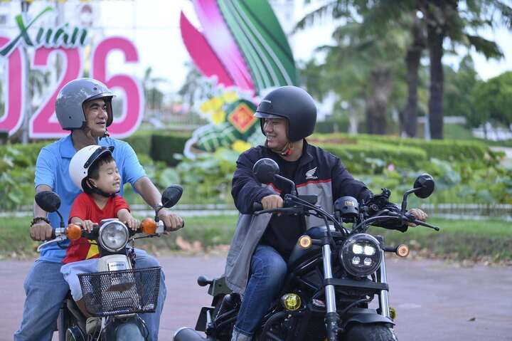 Ông Thiện cùng con trai và cháu nội. (Ảnh: NVCC)