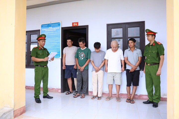 5 trong số 11 người có liên quan đến đường dây cá độ bóng đá liên tỉnh vừa được Công an tỉnh Quảng Trị triệt phá. (Ảnh: Công an Quảng Trị)