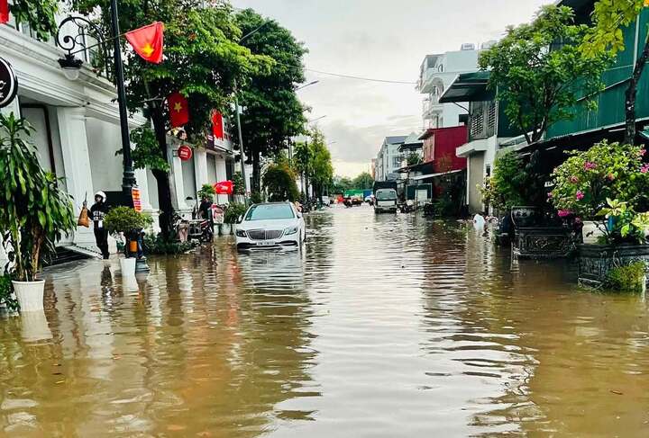 Nhiều tuyến phố Hà Nội ngập úng sau trận mưa vào chiều 9/7.