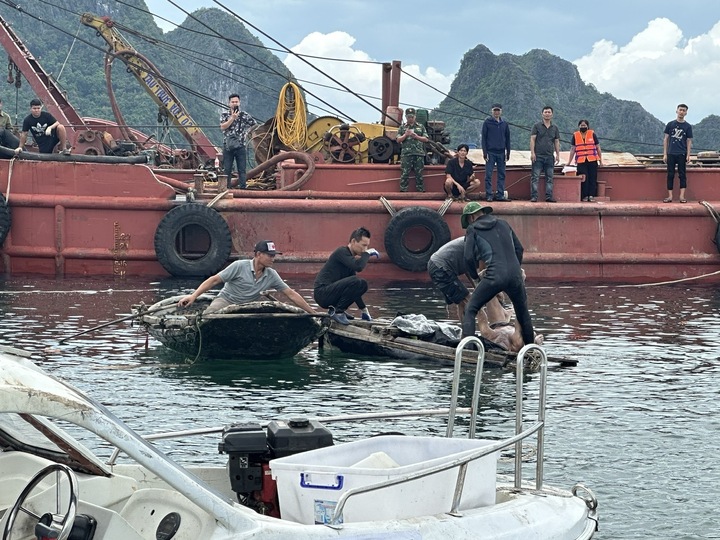 Lực lượng chức năng tìm thấy thi thể nạn nhân cuối cùng trong vụ lật tàu hàng ở Quảng Ninh.