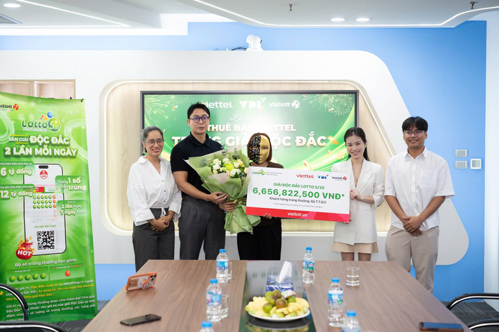 Chị V. trúng độc đắc sản phẩm Lotto 5/35 trị giá gần 7 tỷ đồng. (Ảnh: Đ.V)