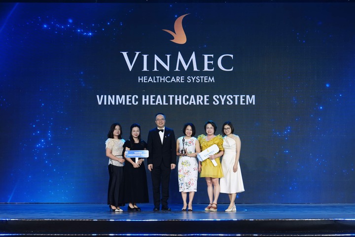 Đại diện Hệ thống Y tế Vinmec nhận danh hiệu "Best Companies to Work for in Asia 2026" tại lễ trao giải HR Asia Awards 2026 diễn ra tối ngày 9/7/2026.
