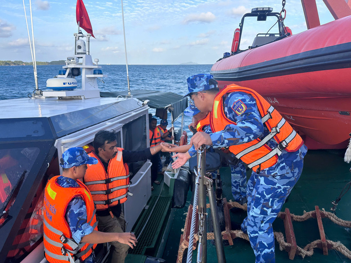 Bộ Tư lệnh Vùng Cảnh sát biển 4 điều các tàu đang thực hiện nhiệm vụ trên biển cùng 40 cán bộ, chiến sĩ cơ động khẩn cấp đến hiện trường cứu nạn. (Ảnh: Nghi Vịnh)