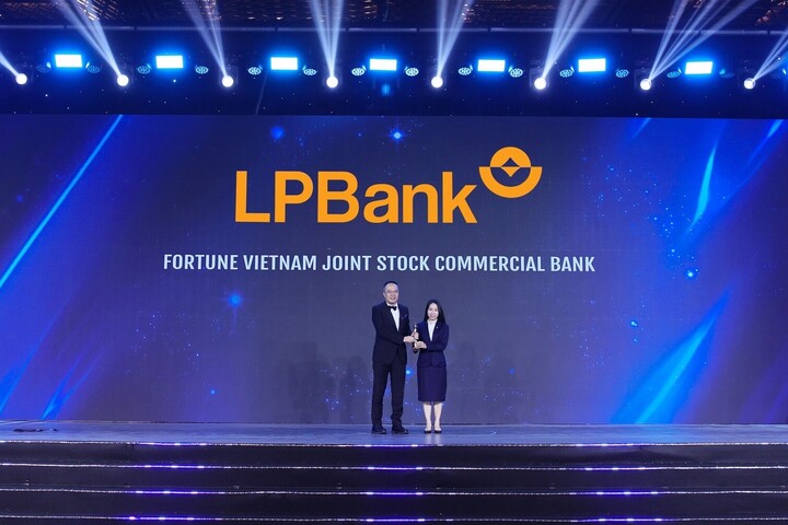 Bà Nguyễn Hồng Nhung, Thành viên Ban Điều hành LPBank, đại diện nhận giải thưởng Nơi làm việc tốt nhất Châu Á 2026 và Doanh nghiệp dẫn đầu công nghệ tại sự kiện.
