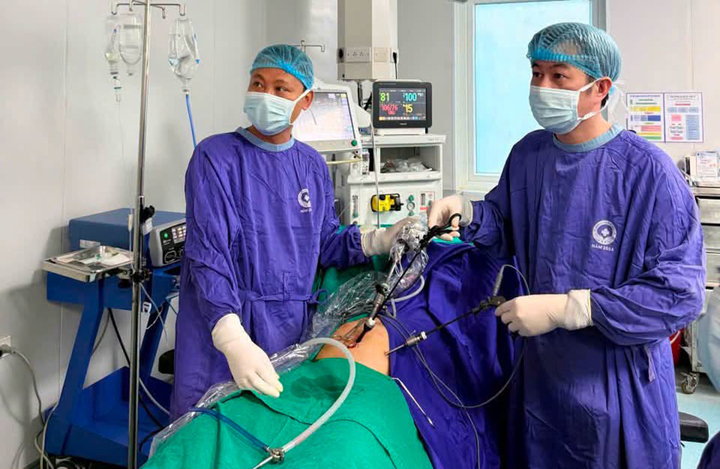 Bác sĩ phẫu thuật bảo tồn thai cho thai phụ. (Ảnh: BVCC)