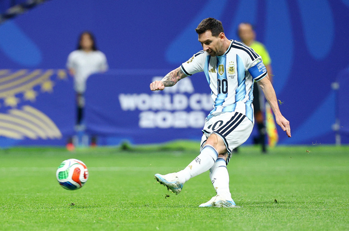 messi phat den 04264151 - HLV Argentina: Messi vẫn tiếp tục đ&aacute; phạt đền nếu muốn