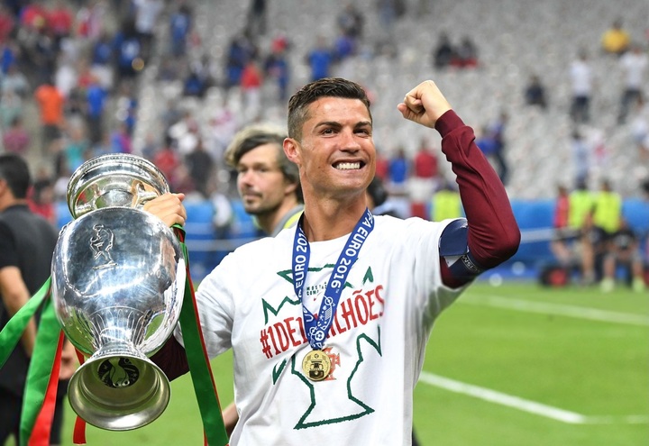Vừa lên máy bay về nước, Ronaldo nhớ chức vô địch EURO 'tầm vóc ngang World Cup' ronaldo euro 2016 07471061 - Vừa lên máy bay về nước, Ronaldo nhớ chức vô địch EURO 'tầm vóc ngang World Cup'