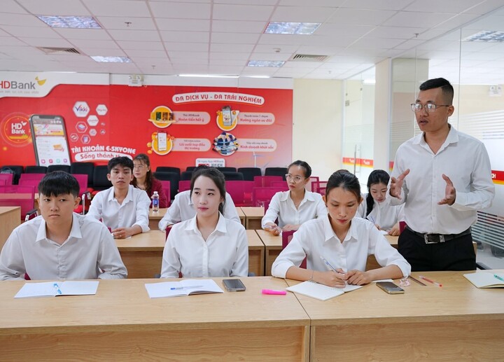 Sinh viên ngành Tài chính - Ngân hàng ĐH Thái Bình Dương - trong một buổi học tại ngân hàng HDBank.