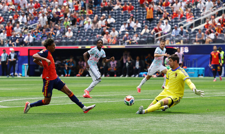 yamal courtois 03172133 - Trực tiếp b&oacute;ng đ&aacute; T&acirc;y Ban Nha 2-1 Bỉ: Lammens mắc sai lầm