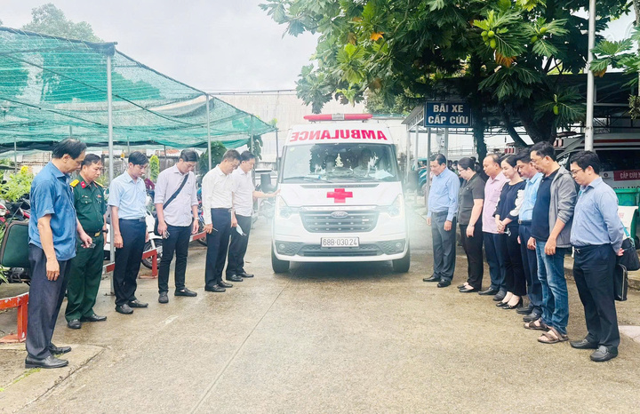 Lãnh đạo tỉnh An Giang và đặc khu Phú Quốc tiễn đưa các nạn nhân rời đảo.