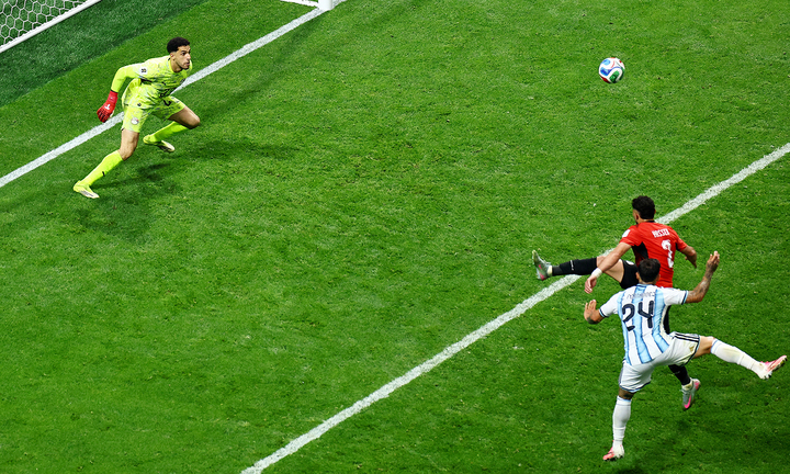 Enzo đưa Argentina vượt lên. (Ảnh: Reuters)
