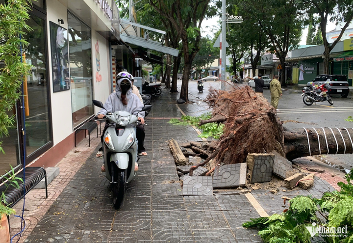 Xe máy phải di chuyển lên vỉa hè. (Ảnh: Q.H) Xe máy phải di chuyển lên vỉa hè. (Ảnh: Q.H)