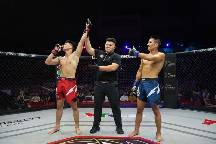 Nguyễn Hữu Hân (Đỏ) đánh bại Shen Long (Thẩm Long) bằng knock-out kỹ thuật.
