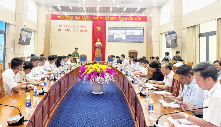 Cuộc họp tại đầu cầu đặc khu Phú Quốc với tỉnh An Giang sáng 12/7. (Ảnh: Hoàng Dung)