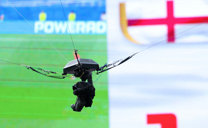 Nyland phát bóng trúng vào spidercam.