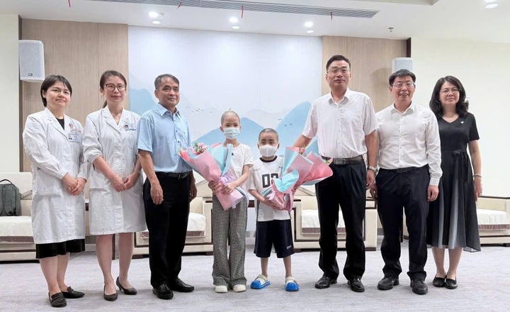 Lãnh đạo Sở Y tế tỉnh Cao Bằng đến thăm hỏi, động viên, chúc mừng 2 bệnh nhi được phẫu thuật ghép tế bào gốc thành công tại Bệnh viện số 1 - Đại học Y khoa Quảng Tây (Trung Quốc).