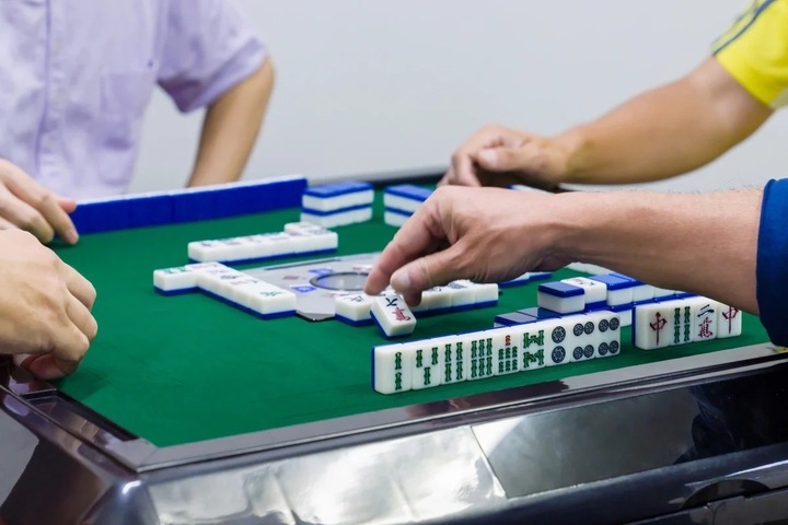 Các bạn nhân vừa uống rượu, vừa chơi mạt chược từ tối đến tận sáng hôm sau.