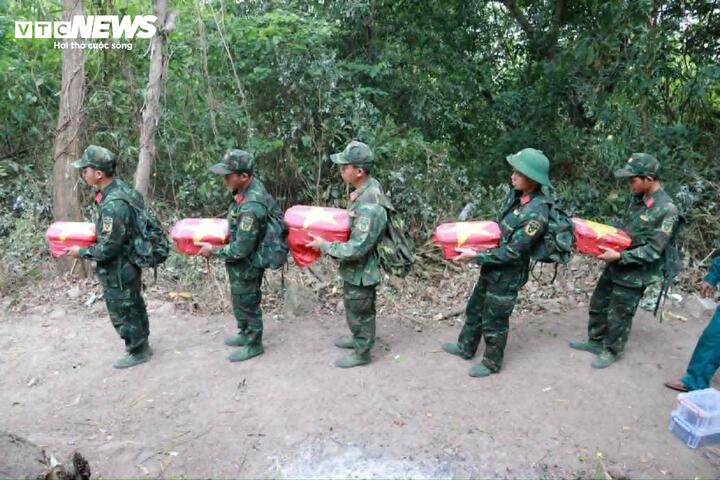 Đội quy tập đã dâng hương tưởng niệm trước khi đưa các hài cốt về Nghĩa trang liệt sĩ xã Hà Nha để tổ chức lễ truy điệu trong thời gian tới.