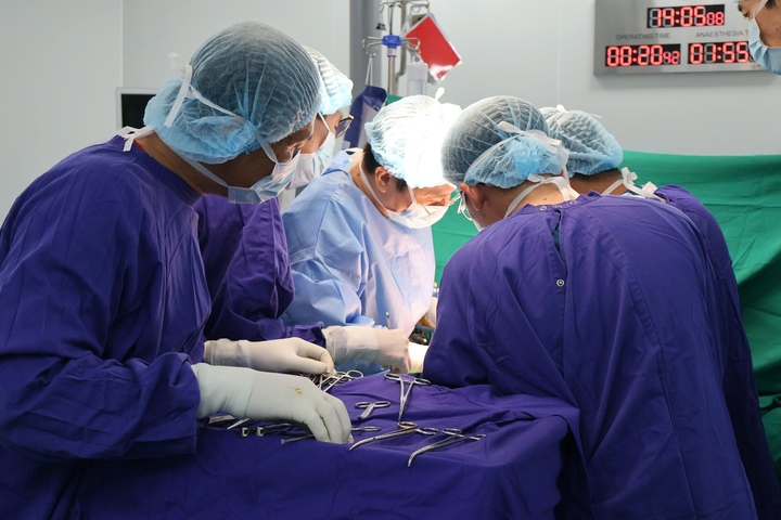 Ê-kíp bác sĩ Vinmec Cần Thơ thực hiện phẫu thuật cắt gan cho người bệnh.