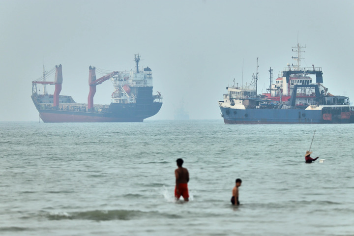 Những con tàu chồng hàng neo đậu tại eo biển Hormuz. (Ảnh: AP) Những con tàu chồng hàng neo đậu tại eo biển Hormuz. (Ảnh: AP)