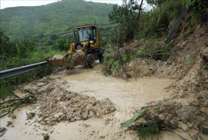 Một đoạn đường bị sạt lở do bão Bavi tại tỉnh Chiết Giang, Trung Quốc. (Ảnh: THX/TTXVN phát)