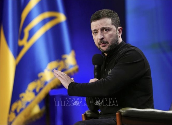Tổng thống Ukraine Volodymyr Zelensky phát biểu tại cuộc họp báo ở Kiev. (Ảnh: Kyodo/TTXVN)